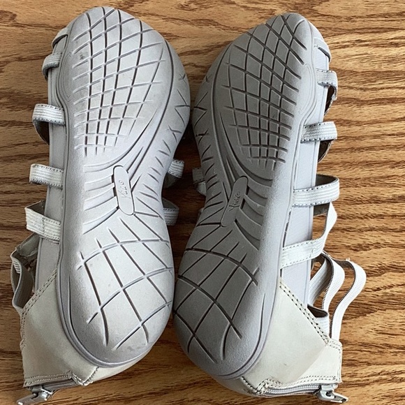 YUU Tilly Taupe Sandals - Women’s Size 9 1/2M. - Picture 5 of 7